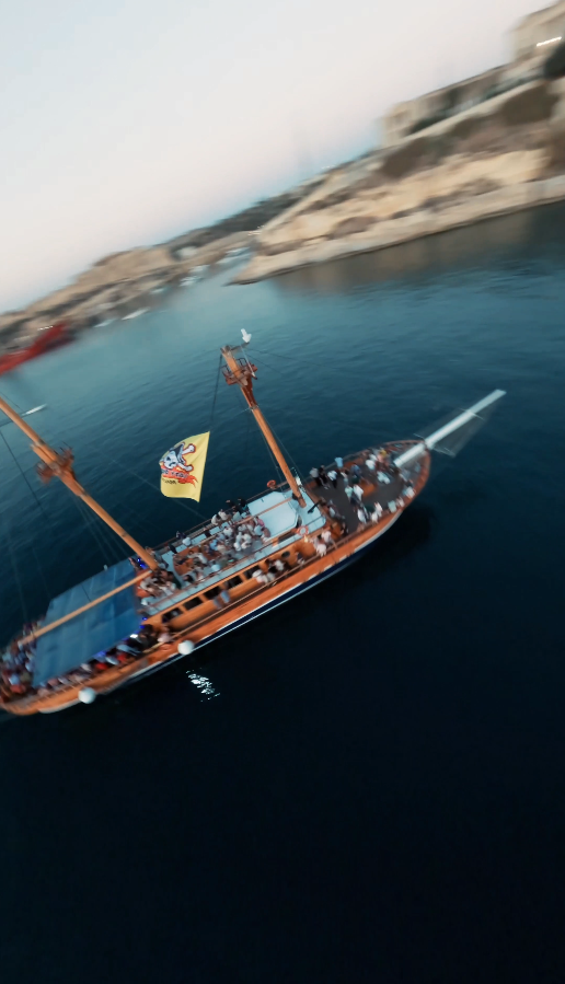 Personnes faisant la fête sur le bateau Lazy Pirate